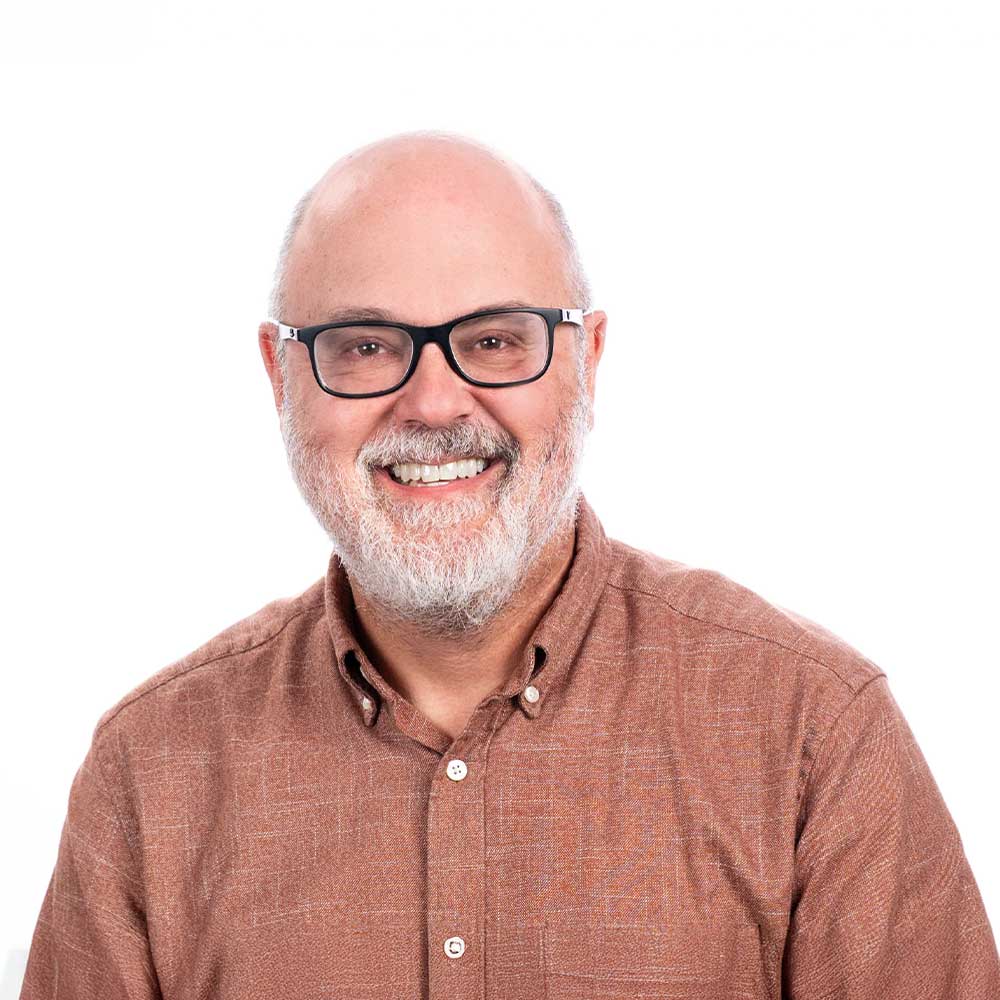 Ken Ritsher Head of Research and Development at Ensorcell, specializing in biotech, life sciences, and scientific lab instruments, smiles at the camera.